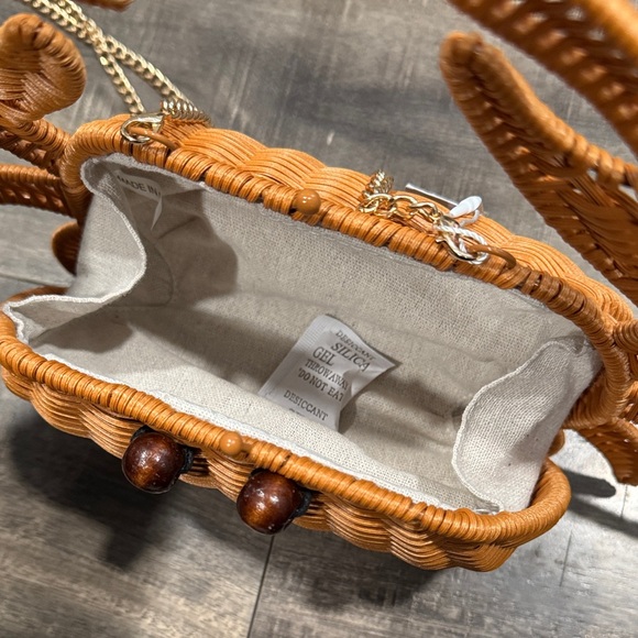 NWT Tommy Bahama woven Crab-Shaped Wicker Handbag - Picture 3 of 6